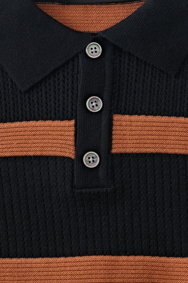 모던한 감각의 블랙 단가라 스트라이프 니트입니다. 부드러운 촉감의 비스코스, 폴리에스테르, 나일론 혼방 소재로 제작되어 편안한 착용감을 선사합니다. 릴랙스핏과 긴 소매, 카라넥 디자인으로 캐주얼하면서도 클래식한 분위기를 연출합니다. 탄탄한 니트 조직감과 깔끔한 실루엣이 돋보이며, 데이트룩 또는 겨울 데일리룩으로 활용하기 좋습니다. FREE 사이즈로 누구나 부담 없이 즐길 수 있습니다.
