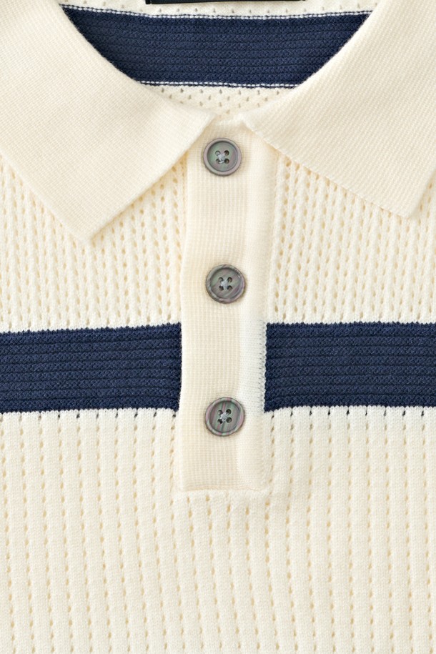 모던 단가라 스트라이프 니트 (화이트)는 부드러운 촉감이 돋보이는 릴랙스핏 니트입니다. 비스코스, 폴리에스테르, 나일론 혼방 소재로 제작되어 봄, 가을에 적합하며, 신축성 있는 소재로 편안한 착용감을 선사합니다. 깔끔한 실루엣과 베이직한 디자인은 데이트룩, 카페룩, 모임룩 등 다양한 TPO에 활용 가능하며, 단독으로도 멋스러운 스타일을 연출할 수 있습니다. 클래식, 미니멀, 캐주얼 스타일을 즐겨 입는 분들께 추천합니다. 긴 소매 카라넥 디자인에 화이트와 네이비 컬러의 스트라이프 패턴이 포인트를 더합니다.
