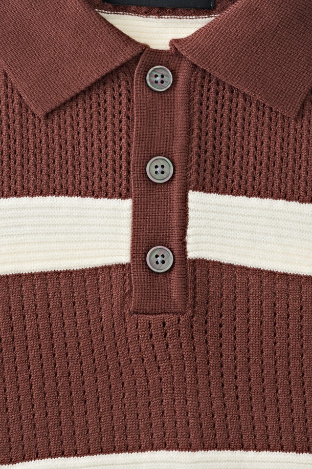 모던한 디자인의 브라운 컬러 단가라 스트라이프 니트입니다. 가을과 겨울에 어울리는 릴랙스 핏과 긴소매 디자인으로, 부드러운 촉감이 특징입니다. 비스코스, 폴리에스테르, 나일론 혼방 소재로 제작되어 편안한 착용감을 선사합니다. 깔끔한 실루엣으로 단독 착용이 가능하며, 데이트룩 또는 겨울 데일리룩에 활용하기 좋습니다. 클래식, 미니멀, 캐주얼 스타일을 모두 소화하는 활용도 높은 아이템입니다.
