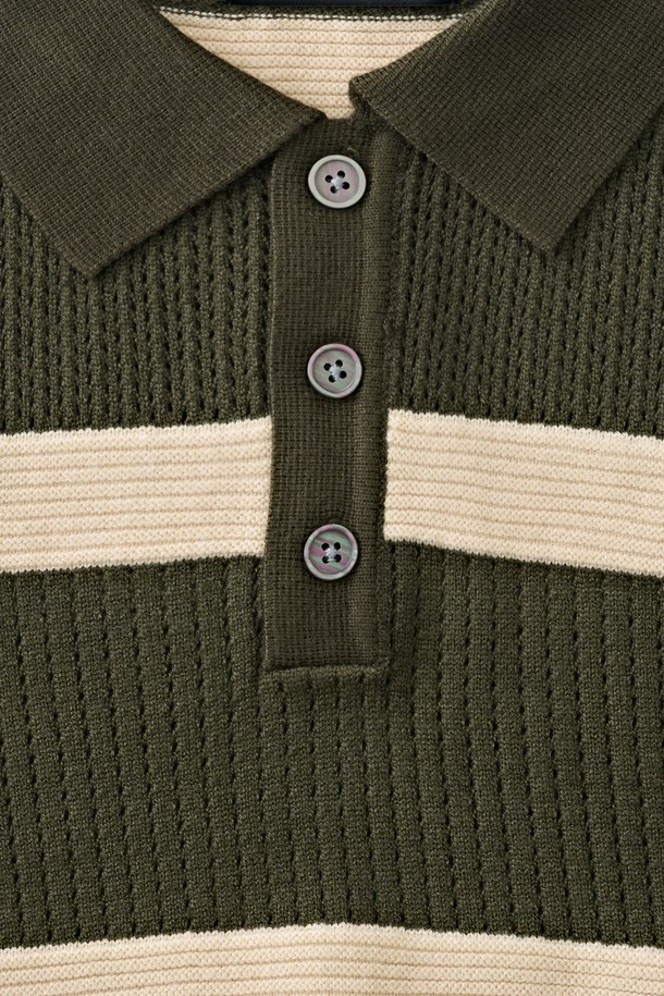 모던한 감각의 카키 컬러 단가라 스트라이프 니트입니다. 부드러운 촉감의 니트 소재로 제작되어 가을, 겨울철 따뜻하게 착용하기 좋습니다. 레귤러 핏에 폴로넥 디자인으로 캐주얼하면서도 클래식한 분위기를 연출하며, 출근룩과 모임룩 모두 활용 가능합니다. 골지 디테일이 더해져 밋밋함을 덜고 스타일리시함을 더했습니다. 긴 소매 기장으로 간절기부터 한겨울까지 폭넓게 활용할 수 있는 아이템입니다.
