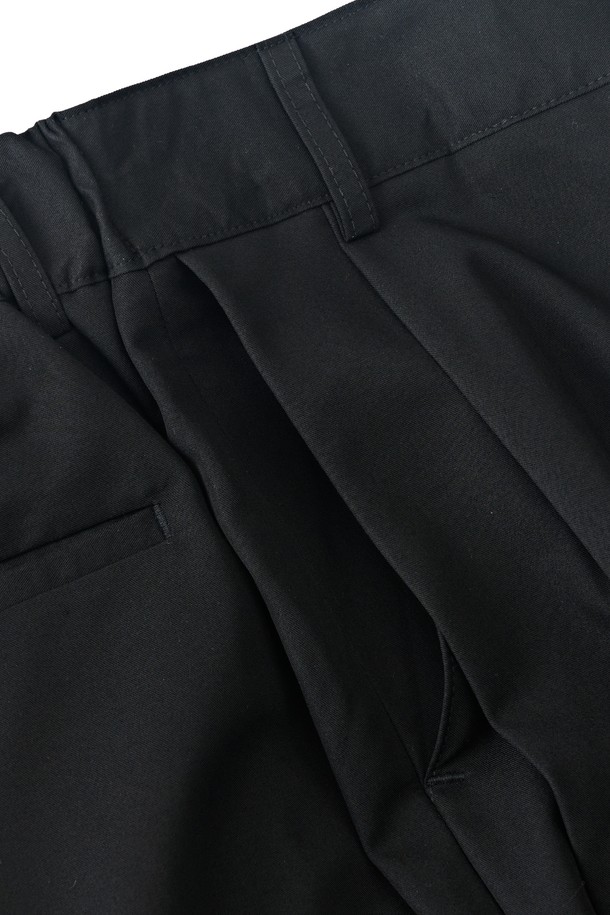 울 블랜드 벌룬 슬랙스는 울 혼방 소재로 제작되어 부드러운 촉감을 선사하며, 사계절 내내 활용하기 좋습니다. 허리부터 밑단까지 여유 있는 루즈핏 와이드 실루엣으로 편안하면서도 세련된 스타일을 연출합니다. 블랙 컬러의 무지 디자인은 베이직하고 미니멀한 무드를 더해 다양한 상의와 매치하기 용이합니다. 오피스룩, 비즈니스 캐주얼, 모임룩 등 TPO에 구애받지 않고 클래식, 미니멀, 시크한 스타일을 완성할 수 있습니다.
