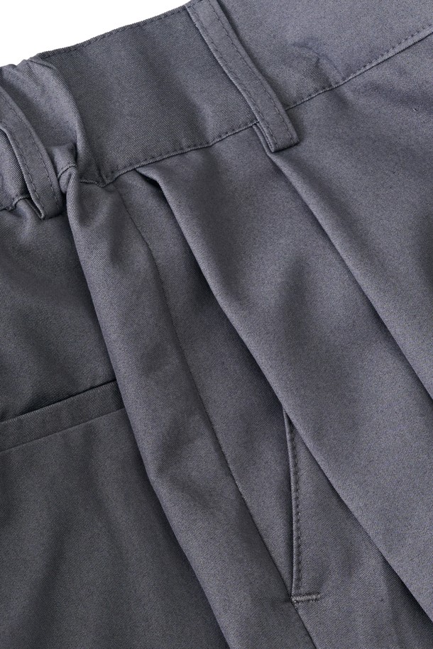 세련된 무드의 울 블랜드 벌룬 슬랙스 (그레이)입니다. 울, 폴리에스테르, 레이온, 스판덱스의 혼방 소재로 제작되어 부드러운 촉감과 편안한 착용감을 선사합니다. 미니멀하고 베이직한 스타일로, 와이드 핏과 롱 기장이 트렌디한 실루엣을 연출합니다. 일상, 캐주얼, 포멀 등 다양한 TPO에 활용 가능하며, 오피스룩, 비즈니스 캐주얼, 출근룩에도 잘 어울립니다. 심플한 디자인과 유동적인 핏으로 시크하고 클래식한 스타일을 완성해보세요.
