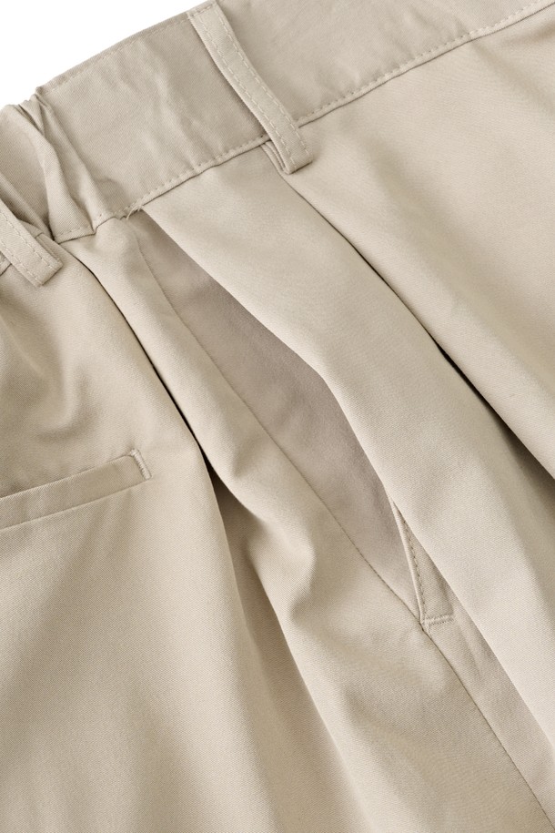 베이직한 디자인으로 데일리하게 즐겨 입기 좋은 울 블랜드 벌룬 슬랙스입니다. 부드러운 촉감의 울(4%) 혼방 소재로 제작되어 편안한 착용감을 선사하며, 자연스러운 드레이프성이 특징입니다. 텍스타일 60%, 레이온 34%, 스판덱스 2%의 혼용률로 제작되어 활동성을 높였습니다. 넉넉한 와이드 핏과 롱 기장으로 트렌디한 스타일을 연출하며, 미니멀, 클래식, 시크 스타일을 즐겨 입는 여성분들께 추천합니다. 출근룩과 오피스룩에 활용하기 좋은 베이직 슬랙스입니다.
