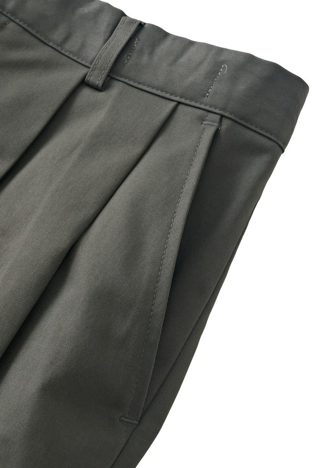 차분한 분위기의 코튼 핀턱 밴딩 슬랙스 (차콜)입니다. 부드러운 면 소재로 제작되어 편안한 착용감을 선사하며, 봄, 가을 시즌에 활용하기 좋습니다. 핀턱 디테일이 더해져 캐주얼하면서도 클래식한 무드를 연출합니다. 허리 밴딩으로 활동성을 높였으며, 레귤러핏으로 누구나 부담 없이 착용 가능합니다. 일상, 출근룩 등 다양한 TPO에 활용할 수 있는 베이직한 디자인의 슬랙스입니다.
