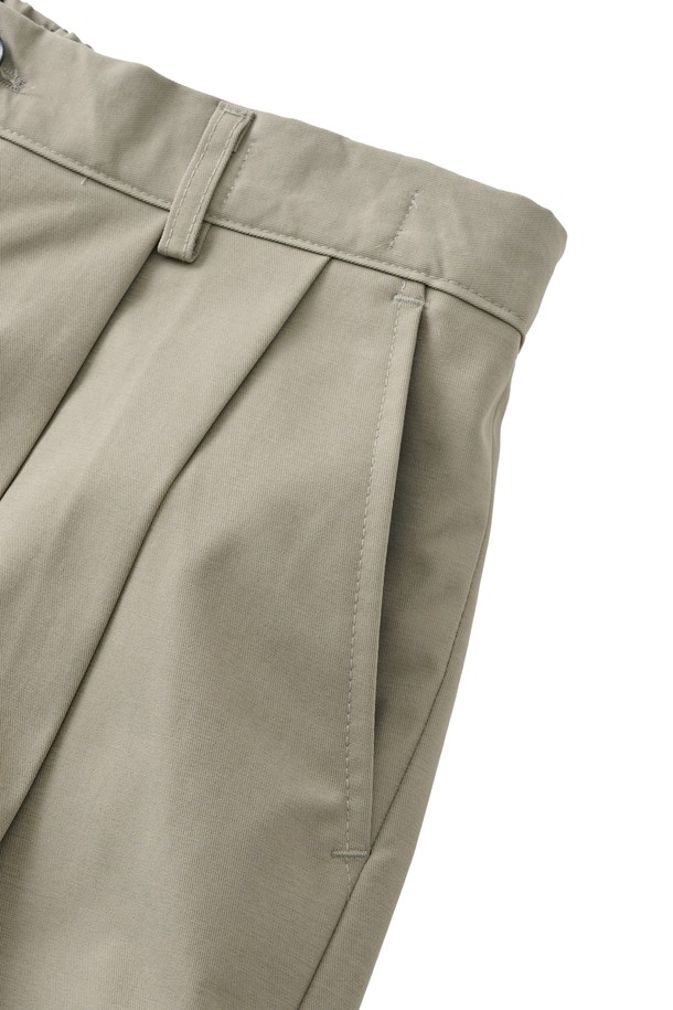 부드러운 면 소재로 제작되어 편안한 착용감을 선사하는 코튼 핀턱 밴딩 슬랙스 (카키)입니다. 봄, 여름, 가을 시즌에 활용하기 좋은 얇은 두께감으로, 레귤러핏 디자인이 깔끔한 실루엣을 연출합니다. 핀턱 디테일이 더해져 베이직하면서도 미니멀한 스타일을 완성하며, 밴딩 처리로 편안함을 더했습니다. 출근룩 또는 비즈니스 캐주얼에 활용하여 미니멀, 클래식, 캐주얼한 무드를 연출해보세요. 남녀 모두 착용 가능하며, 일상에서 폭넓게 활용할 수 있습니다.
