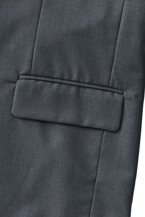 빅대디 오버사이즈 블레이저 (차콜)는 클래식한 무드의 오버핏 블레이저입니다. 차콜 컬러의 무지 디자인으로, 일상과 포멀한 자리 모두 잘 어울립니다. 부드러운 촉감의 폴리에스테르와 레이온 혼방 소재에 내추럴 숄더라인과 테일러드 칼라, 클린컷 디자인으로 세련됨을 더했습니다. 긴 소매 기장으로 제작되었으며, 오피스룩, 비즈니스 캐주얼, 모임룩 등 다양한 TPO에 활용할 수 있습니다. 미니멀하고 시크한 스타일을 연출하기에 좋습니다.
