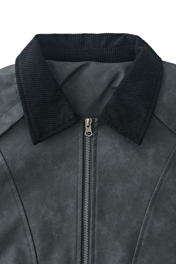 빈티지 감성을 더한 블랙 컬러의 "빈티지 리벳 워크 재킷"입니다. 봄, 가을 간절기에 활용하기 좋은 중간 두께감의 면 소재로 제작되었으며, 루즈핏으로 편안한 착용감을 선사합니다. 밋밋함을 덜어주는 리벳 디테일이 돋보이며, 데이트룩, 쇼핑룩 등 캐주얼한 스타일에 잘 어울립니다. 버튼 여밈 방식과 긴 소매 기장으로 클래식한 워크웨어 스타일을 연출해보세요.
