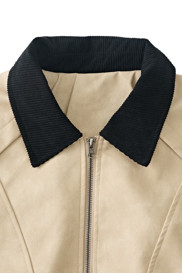 빈티지 감성을 더한 베이지 컬러의 워크 재킷입니다. 봄, 가을 간절기에 활용하기 좋은 루즈핏으로, 편안한 착용감을 선사합니다. 폴리에스터 소재로 제작되어 부드러운 촉감을 느낄 수 있으며, 리벳 디테일과 밑단 밴딩, 배색 카라가 디자인의 포인트를 더합니다. 캐주얼한 스타일을 연출하기에 좋으며, 일상복으로 활용하기에 적합합니다. 집업 스타일로 간편하게 입고 벗을 수 있습니다.
