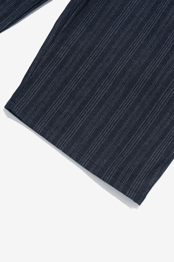 **HIGH-FLOW 스트라이프 벌룬 팬츠 (네이비)**는 캐주얼, 미니멀, 시티보이 스타일을 추구하는 남녀 모두를 위한 아이템입니다. 봄, 여름, 가을 시즌에 활용하기 좋으며, 여행룩이나 산책룩으로도 손색없습니다. 얇은 두께감과 루즈핏으로 편안함을 선사하며, 하이웨스트 디자인과 와이드한 실루엣이 돋보입니다. 네이비 컬러의 스트라이프 패턴이 시원하고 세련된 느낌을 주며, 밴딩 허리 디자인으로 활동성을 높였습니다. 넉넉한 배기핏으로 편안한 착용감을 느낄 수 있습니다.
