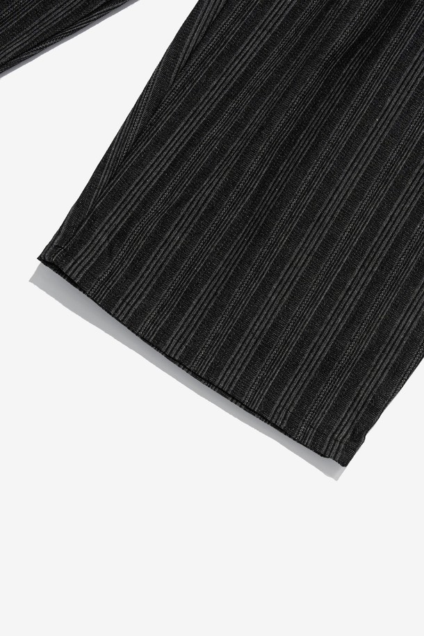 HIGH-FLOW (하이 플로우) 스트라이프 벌룬 팬츠 (블랙)는 캐주얼하고 미니멀한 스타일을 연출하기 좋은 바지입니다. 네이비와 블랙 두 가지 색상으로 출시되었으며, 봄, 여름, 가을, 겨울 사계절 내내 활용할 수 있습니다. 폴리에스터, 레이온, 스판덱스 혼방 소재로 제작되어 부드러운 촉감과 편안한 착용감을 제공합니다. 허리 스트링 디테일과 밴딩 처리로 활동성을 높였으며, 루즈핏 와이드 실루엣의 스트라이프 패턴이 특징입니다. 신축성이 있어 편안하게 움직일 수 있습니다.
