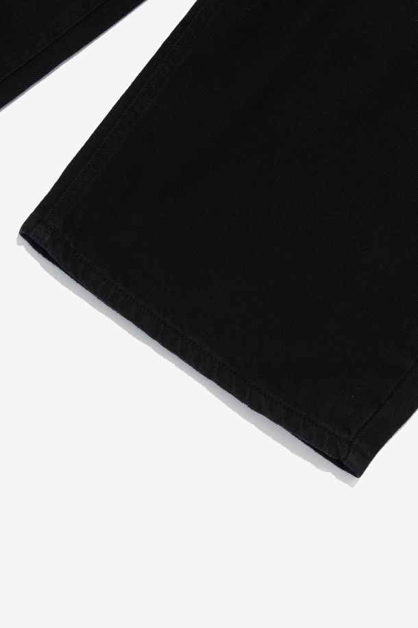 빈티지 코튼 와이드 커브드 데님 팬츠 (블랙)는 캐주얼과 클래식 스타일을 모두 아우르는 매력적인 데님 팬츠입니다. 넉넉한 루즈핏과 와이드한 실루엣이 편안하면서도 스타일리시한 착용감을 선사하며, 사계절 모두 활용 가능한 두꺼운 두께감으로 제작되었습니다. 워싱 디테일이 더해져 빈티지한 무드를 자아내며 여행룩으로도 손색없는 아이템입니다. 부드럽지 않고 뻣뻣한 데님 소재 특유의 견고함이 돋보이는 제품입니다. 블랙 컬러로 어떤 상의와도 쉽게 매치하여 다양한 스타일을 연출할 수 있습니다.
