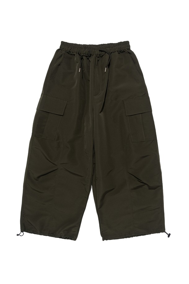 HEAVY FLOW 나일론 카고 와이드 팬츠 (KHAKI)는 캐주얼, 스트릿, 워크웨어 스타일을 아우르는 남성용 카고 팬츠입니다. 봄, 가을에 적합하며, 뻣뻣한 촉감의 나일론 소재로 제작되어 튼튼한 내구성을 자랑합니다. 넉넉한 루즈핏 와이드 디자인으로 편안한 착용감을 선사하며, 카고 포켓과 사이드 포켓으로 수납성을 높였습니다. 캠핑룩 연출에도 용이하며, 무지 디자인과 카키 컬러로 어떤 상의와도 쉽게 매치할 수 있습니다. 밴딩 처리된 허리 부분은 활동성을 더합니다.
