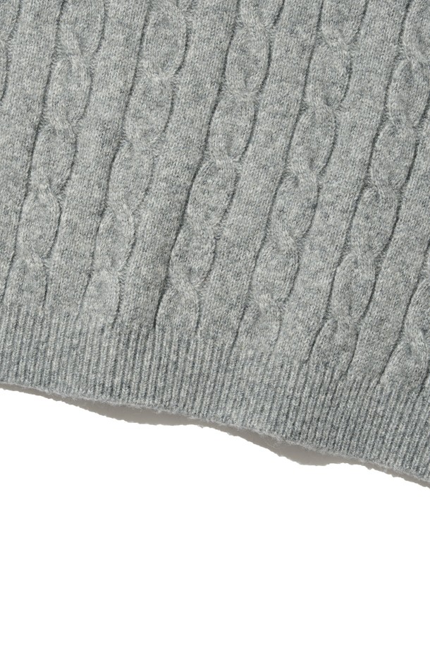 **오버핏 헨리넥 꽈배기 니트 (그레이)**

부드러운 울 소재로 제작되어 포근한 착용감을 선사하는 오버핏 헨리넥 꽈배기 니트입니다. 톤 다운된 그레이 컬러와 클래식한 꽈배기 패턴이 어우러져 베이직하면서도 캐주얼한 스타일을 연출합니다. 넉넉한 오버핏 디자인으로 편안한 활동성을 보장하며, 가을, 겨울 시즌에 따뜻하게 입을 수 있습니다. 헨리넥 디테일이 세련된 포인트를 더하며 다양한 하의와 폭넓게 매치하기 좋습니다. 긴 소매 기장과 두꺼운 두께감으로 보온성을 높였습니다.
