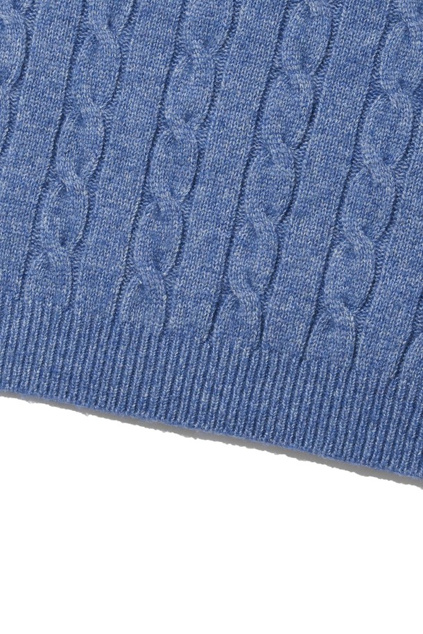 오버핏 헨리넥 꽈배기 니트 (블루)는 가을과 겨울에 따뜻하게 입을 수 있는 상의입니다. 베이직한 스타일로, 헨리넥 디자인과 케이블(꽈배기) 패턴이 특징입니다. 넉넉한 오버핏으로 편안한 착용감을 제공하며, 출근룩에도 활용하기 좋습니다. 긴 소매 기장의 레귤러 기장 니트로, 클래식, 미니멀, 캐주얼 스타일을 연출하기 좋습니다. 파란색(블루) 컬러로 다양한 하의와 매치하여 멋스러운 스타일링을 완성해보세요.
