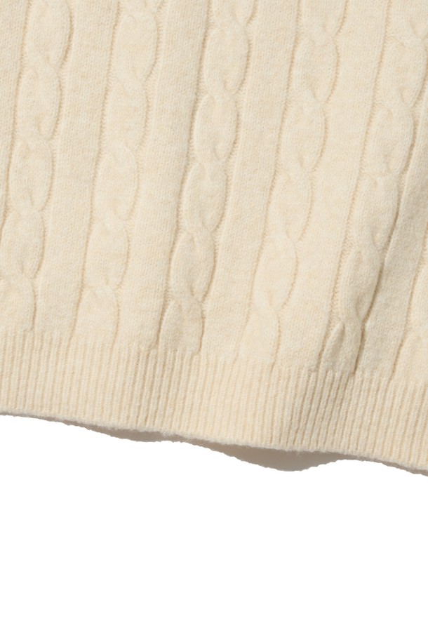 부드러운 울과 아크릴 혼방 소재의 오버핏 헨리넥 꽈배기 니트입니다. 아이보리 컬러로 어떤 룩에도 잘 어울리며, 캐주얼, 클래식, 미니멀 스타일 연출에 적합합니다. 가을, 겨울 시즌 데이트룩, 출근룩에 따뜻함과 스타일을 더해줍니다. 도톰한 두께감과 부드러운 촉감, 꽈배기 패턴이 특징이며, 헨리넥 디자인으로 포인트를 더했습니다. 넉넉한 오버핏으로 편안한 착용감을 선사합니다.
