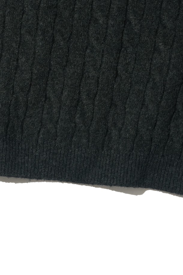 오버핏 헨리넥 꽈배기 니트 (블랙)는 가을과 겨울, 일상에서 따뜻하고 스타일리시하게 연출하기 좋은 상의입니다. 부드러운 울과 아크릴 혼방 소재로 제작되어 포근한 착용감을 선사하며, 두꺼운 두께감으로 보온성을 높였습니다. 헨리넥 디자인과 케이블, 꽈배기 패턴이 클래식하고 캐주얼한 무드를 더합니다. 오버핏으로 편안한 착용감을 제공하며, 다양한 스타일과 매치하여 개성 있는 룩을 연출할 수 있습니다. 긴 소매 기장으로 더욱 따뜻하게 착용 가능합니다.
