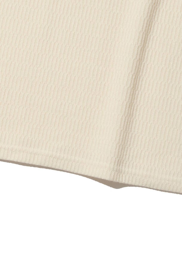 베이직하고 미니멀한 스타일의 여성용 스냅 포인트 라운드 니트입니다. 부드러운 촉감의 얇은 두께로 봄, 가을에 적합하며, 크림 컬러가 어떤 옷에도 잘 어울립니다. 레귤러핏으로 편안하게 착용 가능하며, 긴 소매와 라운드넥 디자인으로 깔끔한 느낌을 줍니다. 스냅 버튼 디테일이 포인트로, 밋밋함을 덜어줍니다.
