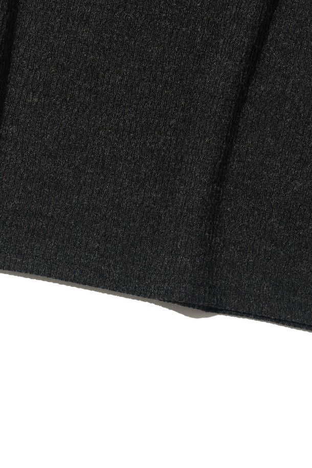 차분한 무드의 스냅 포인트 라운드 니트 (차콜)입니다. 부드러운 촉감의 니트 소재로 제작되어 가을, 겨울철 따뜻하게 착용할 수 있습니다. 베이직하고 캐주얼한 스타일로 출근룩, 일상 어디에나 잘 어울립니다. 레귤러 핏에 라운드넥 디자인이며, 긴 소매와 두꺼운 두께감으로 포근함을 더했습니다. 스냅 버튼 디테일이 포인트로, 미니멀하면서도 세련된 느낌을 선사합니다.
