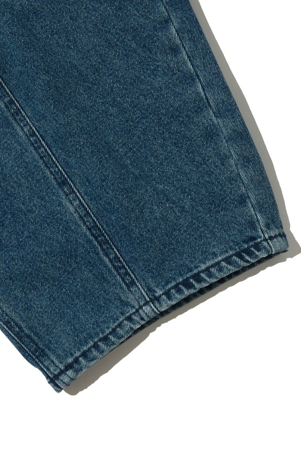 절개 와이드 벌룬 데님 팬츠(중청)는 캐주얼한 무드의 여성 데님 팬츠입니다. 봄, 여름, 가을에 착용하기 좋으며, 일상, 데이트룩, 여행룩 등 다양한 TPO에 활용할 수 있습니다. 뻣뻣한 촉감의 중청 컬러 데님 소재로 제작되었으며, 와이드하고 벌룬 핏으로 편안한 착용감을 선사합니다. 무지 디자인에 절개 디테일이 더해져 미니멀하면서도 스타일리시한 포인트를 줍니다. 루즈핏으로 어떤 상의와도 쉽게 매치하여 캐주얼, 미니멀, 클래식 스타일을 연출할 수 있습니다.
