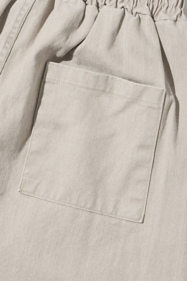 아이보리 컬러의 바이오 원턱 와이드 코튼 팬츠입니다. 봄, 여름 시즌에 적합하며, 부드러운 촉감과 얇은 두께로 편안한 착용감을 선사합니다. 루즈핏의 와이드 스타일로, 베이직하면서도 캐주얼한 무드를 연출하며 산책룩, 데이트룩 등 다양한 TPO에 활용 가능합니다. 면 소재에 원턱 디테일이 더해져 미니멀, 클래식 스타일을 완성하며 밴딩 처리로 편안함을 더했습니다.
