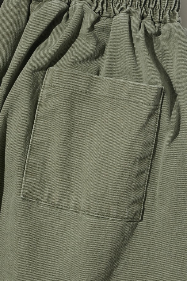 부드러운 면 소재로 제작되어 편안한 착용감을 선사하는 바이오 원턱 와이드 카키색 반바지입니다. 얇은 두께감과 루즈핏으로 제작되어 봄, 여름, 가을 쾌적하게 착용 가능하며, 베이직하고 캐주얼한 스타일을 연출합니다. 허리 밴딩과 원턱 디테일이 편안함과 활동성을 더하며, 여행룩, 캠핑룩 등 다양한 TPO에 활용하기 좋습니다. 미니멀, 캐주얼, 클래식한 스타일을 즐겨 입는 분들께 추천합니다.
