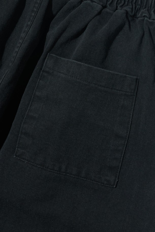 **바이오 원턱 와이드 코튼 팬츠 (블랙)**는 베이직하고 캐주얼한 스타일을 연출하기 좋은 긴 기장의 면 소재 바지입니다. 루즈핏으로 편안한 착용감을 선사하며, 부드러운 촉감이 특징입니다. 봄, 여름, 가을 3계절 모두 활용 가능하며, 일상복으로 적합합니다. 톤온톤 스타일링으로 미니멀하고 클래식한 무드를 더하거나, 다양한 상의와 매치하여 폭넓은 스타일을 소화할 수 있습니다. 허리 부분에 원턱 디테일이 있어 더욱 세련된 핏을 완성합니다.
