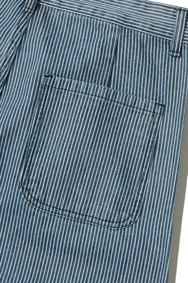 산뜻한 블루 컬러의 스트라이프 세미 와이드 벌룬 팬츠입니다. 캐주얼하고 미니멀한 스타일로, 봄과 여름 시즌에 산책룩으로 활용하기 좋습니다. 와이드 핏과 벌룬 실루엣이 편안하면서도 스타일리시한 매력을 선사합니다. 다양한 상의와 매치하여 개성 있는 룩을 연출해보세요. 일상에서 편안하게 즐겨 입을 수 있는 매력적인 바지입니다.
