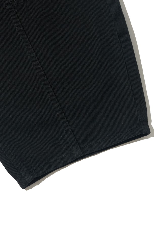 블랙 컬러의 절개 포인트 웨스턴 벌룬 팬츠입니다. 봄, 여름, 가을 시즌에 활용하기 좋은 긴 기장의 바지로, 캐주얼, 미니멀, 시크 스타일을 연출할 수 있습니다. 루즈핏 벌룬핏으로 편안한 착용감을 선사하며, 절개 디테일이 돋보이는 디자인입니다. 다양한 상의와 매치하여 웨스턴 무드를 즐길 수 있습니다. 데일리룩에 포인트를 더해보세요.
