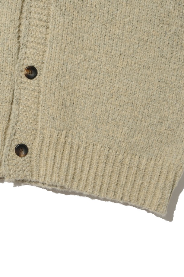 따뜻하고 포근한 착용감의 오버핏 하이넥 니트 가디건 (베이지)입니다. 부드러운 촉감의 니트 소재로 제작되어 가을, 겨울철에 포근함을 선사합니다. 베이직한 디자인에 하이넥 스타일이 더해져 클래식, 미니멀, 캐주얼 등 다양한 스타일 연출에 용이합니다. 여밈 방식은 단추이며, 넉넉한 오버핏으로 편안한 착용감을 제공합니다. 무지 디자인으로 어떤 옷에도 쉽게 매치하여 데일리룩을 완성할 수 있습니다.
