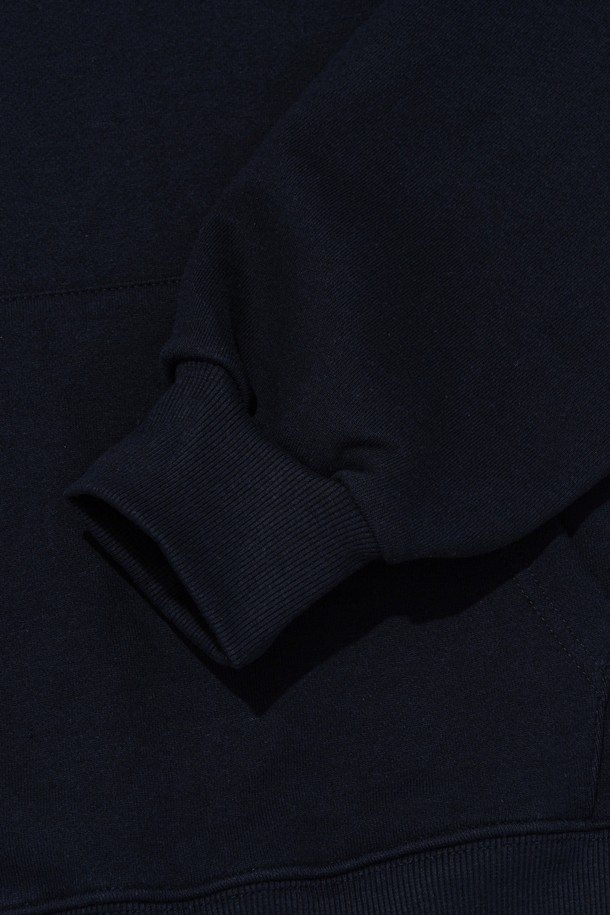 **[기모선택] SHAKA (샤카) 로고 후드 티셔츠 (네이비)**는 캐주얼 및 스트릿 스타일을 즐겨 입는 분들을 위한 후드 티셔츠입니다. 부드러운 기모 안감으로 제작되어 가을과 겨울철 따뜻하게 입을 수 있습니다. 레귤러 핏에 긴 소매 기장으로 편안한 착용감을 제공하며, 네이비 컬러에 SHAKA 로고 프린트가 포인트로 디자인되었습니다. 일상생활에서 폭넓게 활용하기 좋은 두꺼운 두께감의 후드 티셔츠입니다.
