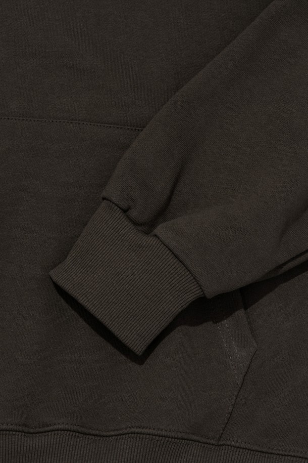 캐주얼과 스트리트 스타일을 모두 만족시키는 [기모선택] 아일랜드 그래픽 후드 티셔츠 (카키)입니다. 부드러운 촉감의 면 소재에 안감 기모를 선택하여 가을, 겨울철 따뜻하게 착용할 수 있습니다. 레귤러 핏으로 편안한 착용감을 선사하며, 후드 디자인과 긴 소매 기장으로 활동성을 높였습니다. 카키 컬러에 그래픽 패턴이 더해져 개성 있는 스타일을 연출하며, 일상복으로 활용하기 좋습니다. 기모 옵션 선택으로 보온성을 강화하여 더욱 실용적입니다.
