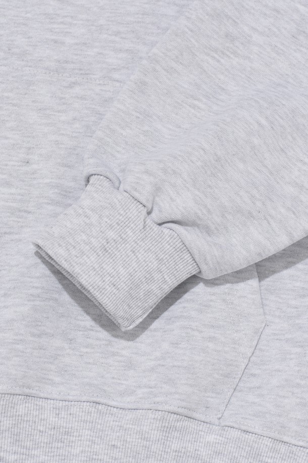 [기모선택] 시그니처 로고 후드 티셔츠 (라이트그레이)는 부드러운 촉감의 기모 안감으로 포근함을 더한 후드 티셔츠입니다. 가을, 겨울 시즌에 적합하며, 캐주얼, 스트릿 스타일을 즐겨 입는 분들께 추천합니다. 레귤러핏으로 편안하게 착용 가능하며, 시그니처 로고 프린팅이 돋보입니다. 캠핑룩이나 집콕룩 등 다양한 TPO에 활용 가능하며, 어떤 하의와도 쉽게 매치할 수 있어 활용도가 높습니다. 라이트 그레이 컬러로 어떤 스타일에도 잘 어울리는 기본 아이템입니다.
