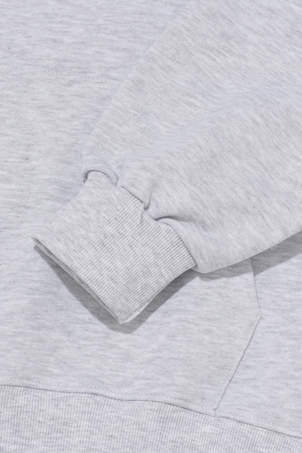 **[기모선택] 아키텍쳐 로고 후드 티셔츠 (라이트 그레이)**는 가을, 겨울철 따뜻하게 입을 수 있는 남녀 공용 후드 티셔츠입니다. 부드러운 촉감의 면 소재에 기모 안감을 더해 포근함을 선사하며, 레귤러핏으로 편안한 착용감을 제공합니다. 캐주얼, 미니멀 스타일 연출에 용이하며, 집콕룩이나 캠핑룩으로 활용하기 좋습니다. 라이트 그레이 컬러에 아키텍쳐 로고 디자인으로 심플하면서도 멋스러운 포인트를 더했습니다. 기모 선택 옵션으로 더욱 따뜻하게 즐길 수 있습니다.
