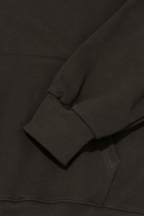 [기모선택] 아키텍쳐 로고 후드 티셔츠 (카키)는 캐주얼과 스트리트 스타일을 모두 아우르는 공용 후드 티셔츠입니다. 가을과 겨울에 따뜻하게 착용할 수 있도록 기모 안감을 선택할 수 있으며, 두께감 있는 소재로 제작되어 보온성을 높였습니다. 오버핏으로 편안한 착용감을 제공하며, 레귤러 기장으로 다양한 하의와 매치하기 좋습니다. 카키 색상에 아키텍쳐 로고 디자인이 돋보이며, 긴 소매와 부드러운 촉감이 특징입니다. 일상복으로 활용하기 좋은 아이템입니다.
