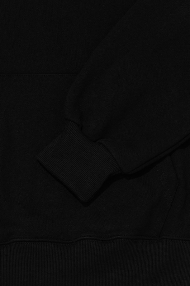 BB 아이덴티티 심볼 로고 후드 티셔츠 (블랙)는 캐주얼과 스트리트 스타일을 모두 만족시키는 공용 후드 티셔츠입니다. 가을, 겨울 시즌에 적합하며, 두꺼운 기모 안감으로 제작되어 부드러운 촉감을 선사합니다. 레귤러 핏에 긴 소매 기장으로 편안한 착용감을 제공하며, 전면에 BB 로고 프린트가 돋보이는 디자인입니다. 일상생활에서 스타일리시하게 연출하기 좋은 아이템입니다.
