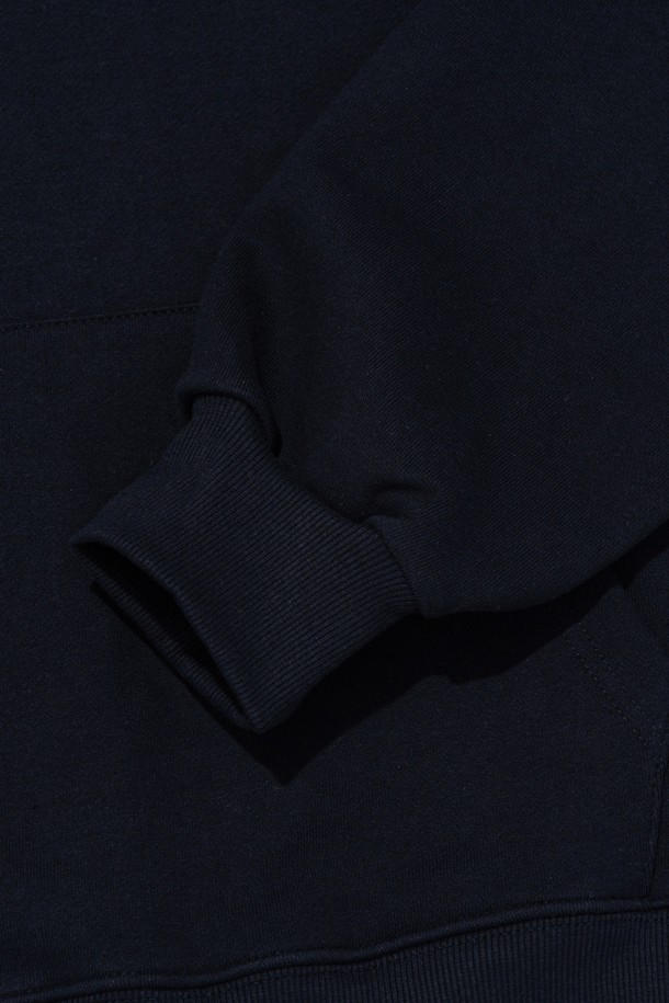 네이비 색상의 '[기모선택] BB 아이덴티티 심볼 로고 후드 티셔츠'입니다. 부드러운 촉감의 면 소재에 안감 기모를 더해 가을, 겨울철 따뜻하게 착용할 수 있습니다. 캐주얼, 스포티 스타일의 레귤러핏 후드 티셔츠로, BB 아이덴티티 심볼 로고가 디자인의 포인트입니다. 필요에 따라 기모 선택이 가능하여, 더욱 폭넓은 활용성을 자랑합니다. 일상생활에서 편안하고 스타일리시하게 연출하기 좋은 아이템입니다.
