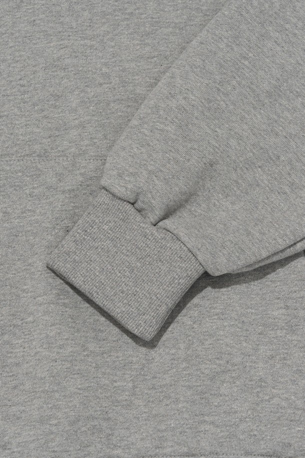 BB 아이덴티티 심볼 로고 후드 티셔츠 (그레이)는 부드러운 촉감의 면 소재에 기모 안감을 더해 가을과 겨울철 따뜻하게 입을 수 있는 후드 티셔츠입니다. 캐주얼, 스포티, 미니멀 스타일을 모두 소화할 수 있으며, 일상과 캠핑, 산책 등 다양한 TPO에 활용 가능합니다. 레귤러 핏으로 편안한 착용감을 제공하며, 긴 소매와 후드 디자인으로 실용성을 더했습니다. BB 아이덴티티 심볼 로고 패턴이 돋보이는 디자인으로, 개성 있는 스타일을 연출할 수 있습니다. 두께감 있는 소재로 제작되어 보온성을 높였습니다.
