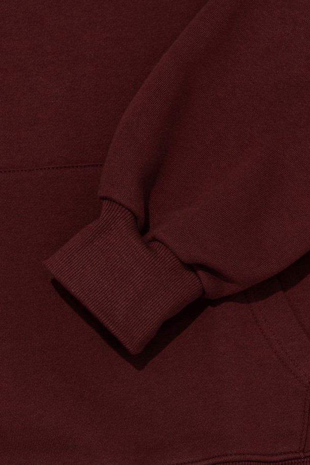 따뜻하고 스타일리시한 [기모선택] BB 아이덴티티 심볼 로고 후드 티셔츠 (와인)입니다. 부드러운 기모 안감으로 포근한 착용감을 선사하며, 가을과 겨울에 따뜻하게 입을 수 있습니다. 레귤러핏으로 제작되어 편안한 활동성을 보장하며, 캐주얼 및 스트릿 스타일을 연출하기 좋습니다. 와인 컬러에 BB 아이덴티티 심볼 로고 디자인이 돋보이며, 후드 디자인으로 포인트를 더했습니다. 긴 소매 기장의 두꺼운 두께감으로 보온성을 높였습니다.
