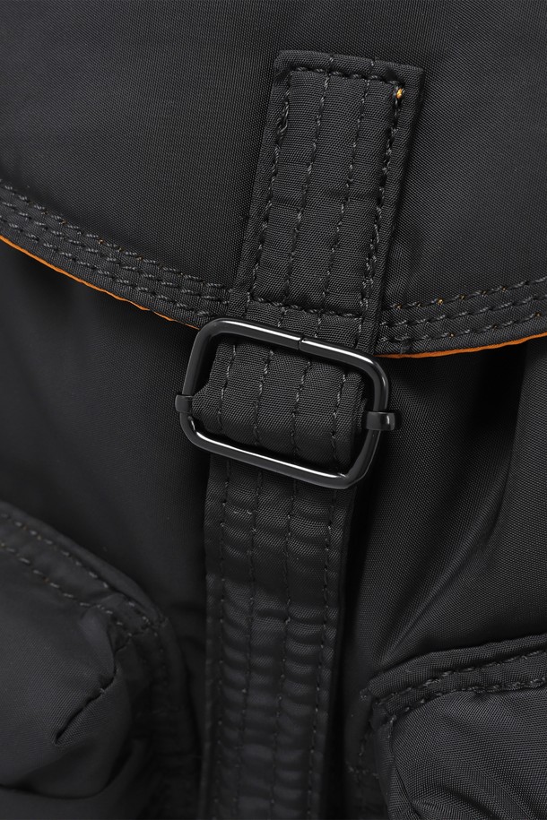 모노 투포켓 라이트 백팩 (블랙)은 일상과 여행 등 다양한 TPO에 활용하기 좋은 가방입니다. 가볍고 튼튼한 나일론 소재로 제작되어 넉넉한 수납공간을 제공하며, 안정적인 구조를 갖추어 소지품을 안전하게 보관할 수 있습니다. 베이직하고 캐주얼한 디자인에 투 포켓 디테일이 더해져 실용성을 높였으며, 미니멀, 클래식 스타일을 선호하는 남성분들에게 적합합니다. 사각형 모양에 지퍼형 잠금 방식으로 편리하게 사용할 수 있습니다.
