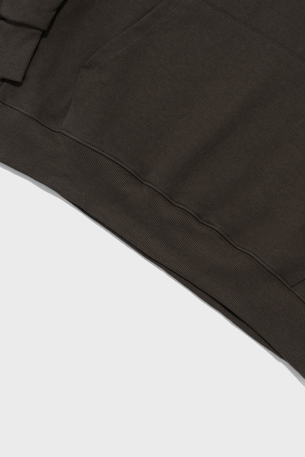 따뜻한 기모 안감으로 포근함을 더한 [기모선택] 아치 로고 후드티셔츠 (카키)입니다. 부드러운 촉감과 두꺼운 두께감으로 가을, 겨울철 넉넉하게 입기 좋습니다. 캐주얼하고 베이직한 스타일로, 일상에서 편안하게 착용할 수 있습니다. 아치 로고 디자인과 세미 오버사이즈 실루엣이 트렌디함을 더합니다. 긴 소매 기장과 후드넥 라인으로 보온성을 높였습니다.
