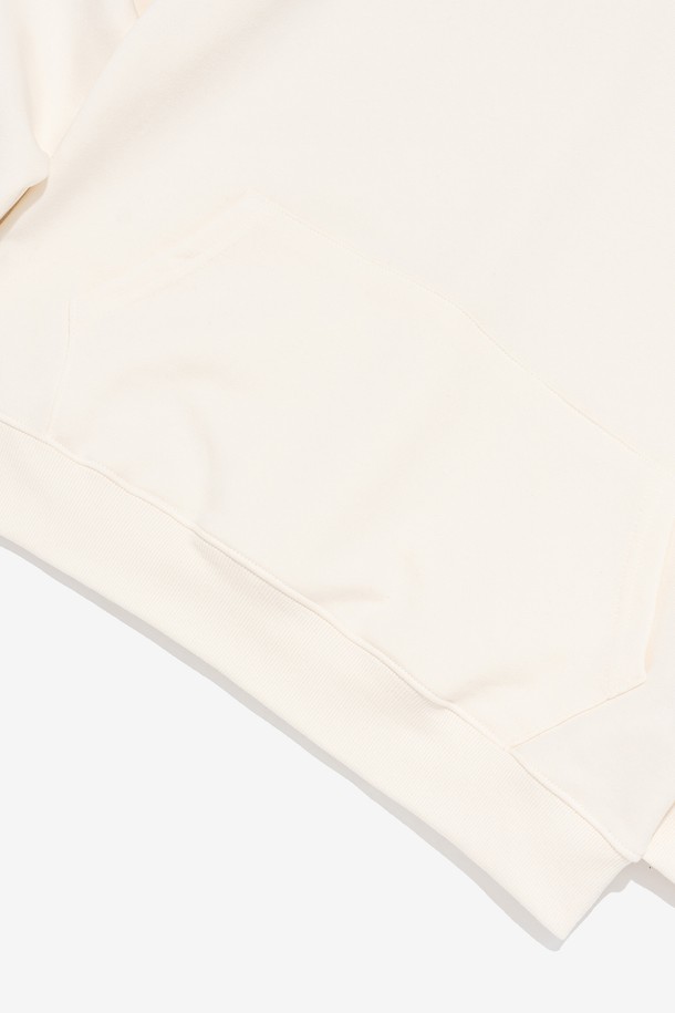 [기모선택] 에센셜 후드티셔츠 (아이보리)는 베이직하고 미니멀한 스타일의 후드 티셔츠입니다. 면과 폴리에스테르 혼방 소재로 제작되어 편안한 착용감을 제공하며, 기모 안감으로 보온성을 높였습니다. 10가지 컬러 옵션으로 제공되어, 데일리룩에 맞춰 다양한 스타일링이 가능합니다. 세미 오버핏으로 제작되어 편안한 활동성을 보장하며, 긴 소매와 무지 디자인으로 깔끔함을 더했습니다. 내구성이 우수하여 오랫동안 즐겨 입을 수 있는 데일리 아이템입니다.
