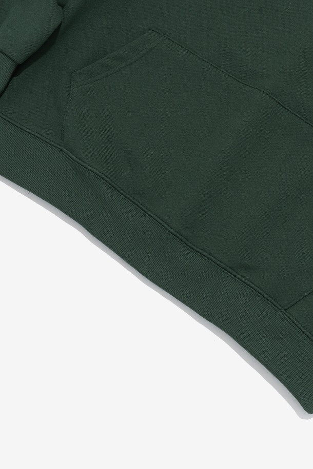 **[기모선택] 웨이브 로고 후드티셔츠 (그린)**

부드러운 촉감의 면, 폴리에스테르 혼방 소재로 제작된 그린 컬러의 후드 티셔츠입니다. 기모 안감으로 포근함을 더하여 가을과 겨울철에 따뜻하게 착용할 수 있습니다. 넉넉한 세미 오버핏으로 편안한 착용감을 선사하며, 데일리 캐주얼룩, 캠핑룩, 집콕룩 등 다양한 스타일을 연출하기 좋습니다. 웨이브 로고가 포인트로 들어가 캐주얼하고 미니멀한 스타일을 완성하며, 세탁 후 변형이 적어 관리 또한 용이합니다. 기모 선택이 가능하여 취향에 맞게 선택할 수 있습니다.
