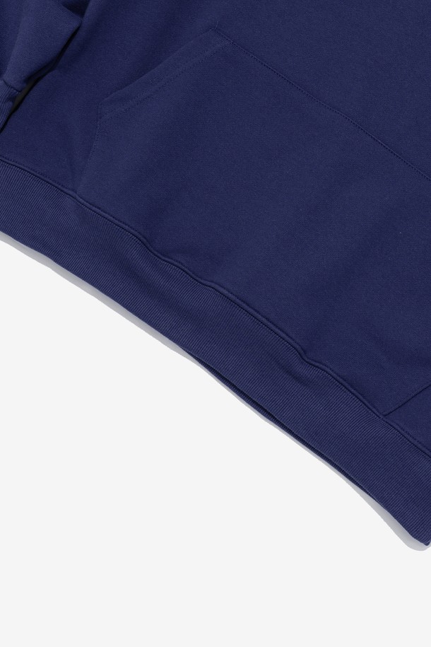 "기모선택" 웨이브 로고 후드 티셔츠 (블루)는 가을, 겨울 시즌에 안감 기모로 따뜻하게 착용 가능한 데일리 후드 티셔츠입니다. 캐주얼, 미니멀, 스트리트 스타일을 모두 소화할 수 있으며, 집콕룩이나 산책룩으로 활용하기 좋습니다. 편안한 세미 오버핏으로 제작되었으며, 웨이브 로고 디자인이 특징입니다. 혼방 소재로 제작되어 관리 및 세탁이 용이하며, 변형 없이 오래 입을 수 있습니다. 반디지 디자인으로 제작되어, 더욱 개성 있는 스타일을 연출할 수 있습니다.
