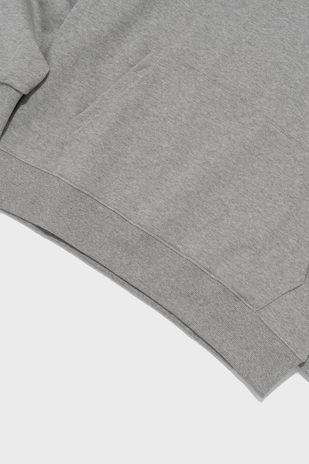 **[기모선택] 에센셜 플랜 후드티셔츠 (그레이)**는 가을과 겨울에 따뜻하게 입을 수 있는 데일리 후드티셔츠입니다. 베이직하고 미니멀한 디자인으로, 집콕룩이나 산책룩 등 다양한 TPO에 활용할 수 있습니다. 면과 폴리에스테르 혼방 소재에 기모 안감을 더해 편안한 착용감을 제공하며, 세미오버핏과 릴랙스핏으로 제작되었습니다. 무지 스타일의 긴소매 후드티셔츠로, 6가지 컬러 옵션 중 그레이 색상입니다. 다양한 스타일 연출이 가능하여 활용도가 높습니다.
