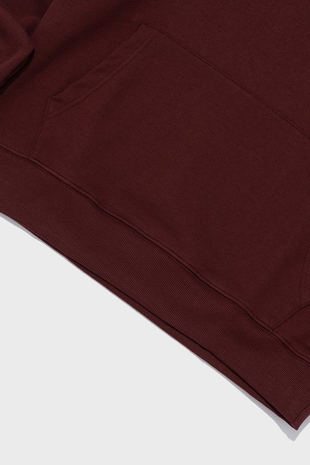 [기모선택] 에센셜 플랜 후드티셔츠 (와인)는 쌀쌀한 날씨에 따뜻하게 입기 좋은 공용 후드 티셔츠입니다. 부드러운 촉감의 면, 폴리에스테르 혼방 소재에 기모 안감을 더해 보온성을 높였습니다. 넉넉한 릴랙스핏과 세미 오버핏으로 편안한 착용감을 제공하며, 베이직하고 미니멀한 디자인으로 다양한 스타일 연출이 가능합니다. 와인 색상으로 어떤 하의와도 잘 어울려 데일리 캐주얼룩을 완성할 수 있습니다. 가을, 겨울 시즌에 활용하기 좋은 두꺼운 두께감의 긴 소매 후드 티셔츠입니다.
