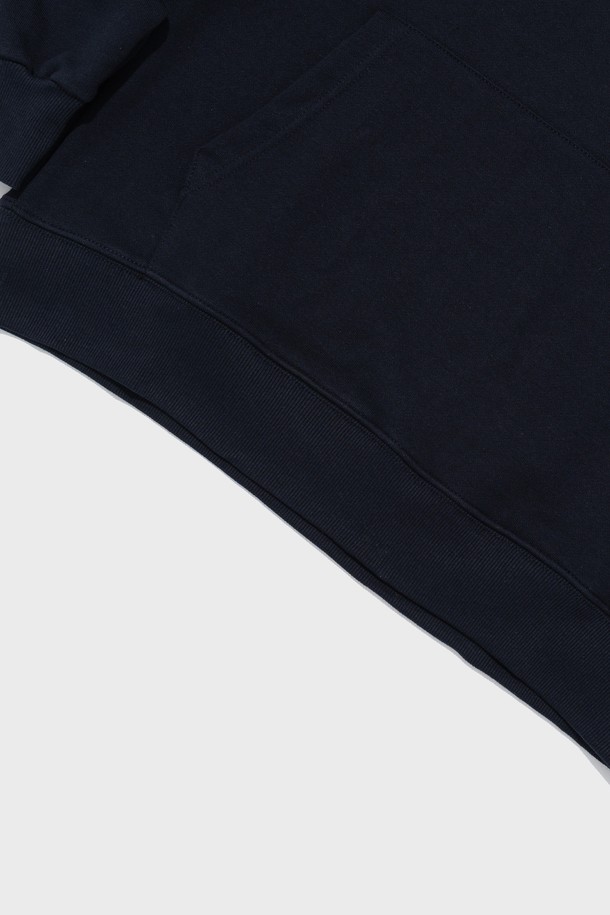 [기모선택] 에센셜 플랜 후드티셔츠 (네이비)는 가을, 겨울 시즌에 어울리는 남녀 공용 후드티셔츠입니다. 베이직하고 미니멀한 스타일로, 일상복으로 활용하기 좋습니다. 부드러운 면, 폴리에스테르 혼방 소재에 기모 안감을 더해 보온성을 높였습니다. 세미 오버핏으로 편안한 착용감을 제공하며, 네이비 컬러와 무지 디자인으로 어떤 스타일에도 쉽게 매치할 수 있습니다. 기모 옵션을 선택하여 더욱 따뜻하게 착용할 수 있는 에센셜 라인 후드티셔츠입니다.
