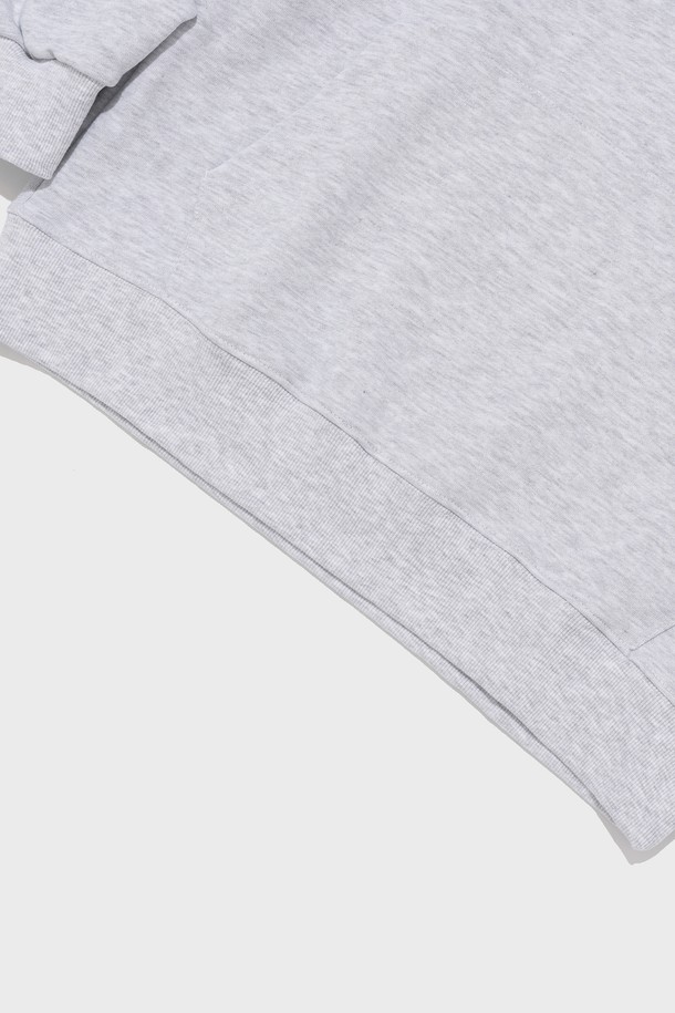 [기모선택] 에센셜 플랜 후드티셔츠 (라이트그레이)는 베이직하고 미니멀한 스타일의 후드티셔츠입니다. 가을과 겨울에 적합하며, 부드러운 기모 안감으로 따뜻하게 착용할 수 있습니다. 면, 폴리에스테르 혼방 소재로 제작되어 편안한 착용감을 제공하며, 세미 오버핏으로 자연스러운 핏을 연출합니다. 라이트그레이 컬러의 무지 디자인으로 어떤 스타일에도 쉽게 매치할 수 있는 데일리 아이템입니다. 긴 소매 기장의 레귤러 기장으로, 활용도가 높습니다.
