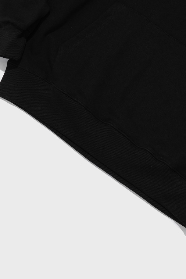 [기모선택] 아치 로고 후드티셔츠 (블랙)는 캐주얼하고 미니멀한 스타일을 추구하는 분들을 위한 데일리 아이템입니다. 부드러운 촉감의 면 소재에 기모 안감을 더해 가을, 겨울 시즌 따뜻하게 착용할 수 있습니다. 세미 오버핏으로 편안한 착용감을 선사하며, 아치 로고 디자인이 돋보이는 후드티셔츠입니다. 긴 소매 기장과 두꺼운 두께감으로 보온성을 높였으며, 일상생활에서 폭넓게 활용하기 좋습니다. 블랙 컬러로 어떤 하의와도 쉽게 매치하여 캐주얼한 무드를 연출할 수 있습니다.
