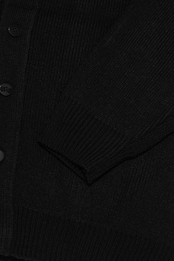 HERITAGE KNIT V-NECK CARDIGAN (BLACK)은 일상과 캐주얼 스타일에 활용하기 좋은 남녀 공용 브이넥 가디건입니다. 부드러운 니트 소재로 제작되어 편안한 착용감을 선사하며, 봄, 가을, 겨울 계절에 걸쳐 활용 가능합니다. 루즈핏과 릴랙스핏으로 디자인되어 여유로운 실루엣을 연출하며, 무지 패턴과 블랙 컬러로 미니멀하고 클래식한 분위기를 더합니다. 긴 소매 기장과 보통 및 두꺼운 두께감으로 다양한 스타일링이 가능하며,  ORIGINAL PROJECT LINE만의 감성을 느낄 수 있습니다.
