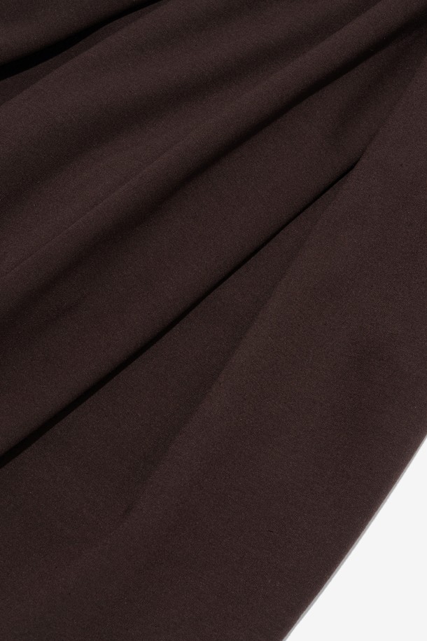 STRONG WAVE (스트롱 웨이브)의 넉넉한 와이드 핏으로 편안함을 강조한 네핑 와이드 스웨트 팬츠입니다. 부드러운 촉감의 면, 폴리에스테르 혼방 소재에 기모 안감을 더해 가을, 겨울 시즌에도 따뜻하게 착용할 수 있습니다. 허리 밴딩, 핀턱 디테일, 밑단 스트링으로 편안한 착용감과 스트릿 스타일을 연출하며, 브라운 컬러와 무지 디자인으로 어떤 상의와도 쉽게 매치할 수 있습니다. 넉넉한 오버핏과 루즈핏으로 활동성을 높였으며, 사이드 포켓으로 실용성까지 더했습니다. 남녀 모두 착용 가능한 제품으로, 데일리룩과 스트릿 패션을 즐겨 입는 분들께 추천합니다.
